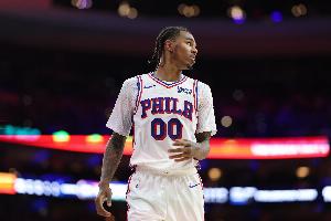 76人媒体人:菲隆成熟得远超年龄 他现在看起来就已经像个NBA球员